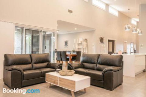 Wentworth Estate 5 Bedroom Luxury Home Sleeps 12 - Gold Coast 4U 4