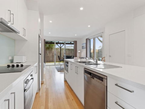 NORMANBY Coastal FREE WIFI & NETFLIX - Accommodation Gold Coast 4