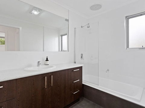 NORMANBY Coastal FREE WIFI & NETFLIX - Accommodation Gold Coast 6