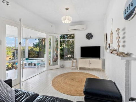 BOMBORA Gerroa 4pm Check Out Sundays - Gold Coast 4U 4