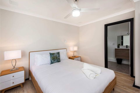 Contemporary 1BR Apartment - Near The City - Gold Coast 4U 5