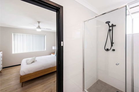 Contemporary 1BR Apartment - Near The City - Gold Coast 4U 2