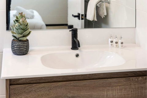 Contemporary 1BR Apartment - Near The City - Gold Coast 4U 0