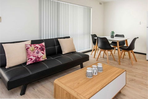 Convenient 1BR Apartment Close To Foreshore & Cbd - Gold Coast 4U 1