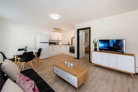 Convenient 1BR Apartment Close To Foreshore & Cbd - Gold Coast 4U 4