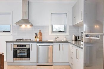 Chic Modern & Designer Apartment - Accommodation Gold Coast 4
