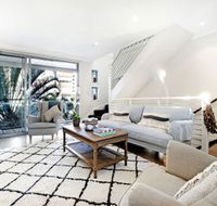 Broabdeach Sleek  Stylish Living - Accommodation Gold Coast