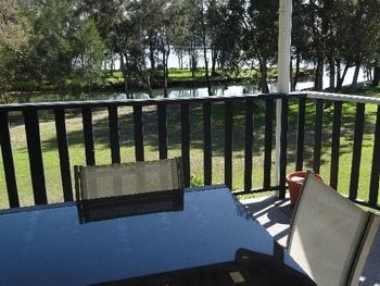 Lakeside Getaway - Gold Coast 4U 4