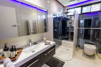 Serene Marinafront 3BR Retreat - Accommodation Gold Coast 5