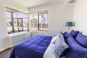 Serene Marinafront 3BR Retreat - Accommodation Gold Coast 1