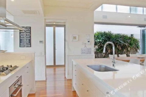 R & W Noosa Holidays 19 The Esplanade - Gold Coast 4U 4