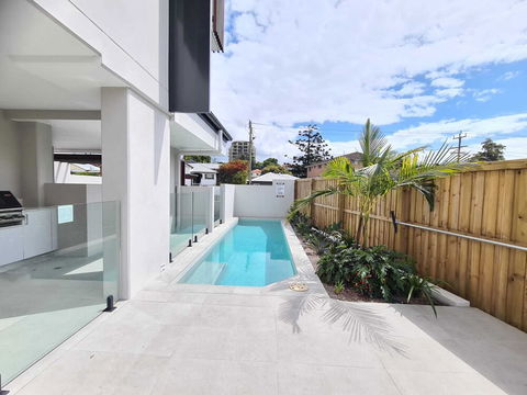 Modern 2 BR With Private Pool & Garden - Accommodation Gold Coast 2