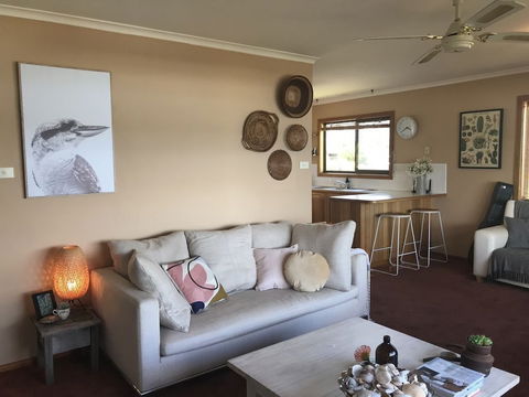 Beautiful Cottage, Ocean Views, Amazing Gardens, 12 Minute Walk To Beach - 1 Gold Coast 2