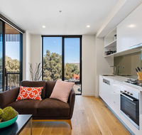 BRUNSWICK Stylish Space with Parking  Netflix - Accommodation Gold Coast