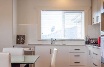 Spacious & Bright 4 Bedroom Home - Accommodation Gold Coast 2
