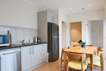 Open & Flowy 1 Bedroom Apartment In Chadstone - Accommodation Gold Coast 2