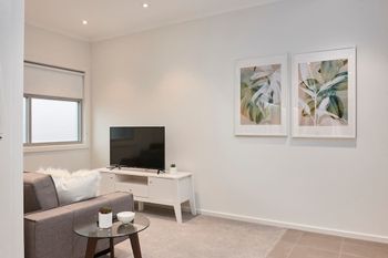 Open & Flowy 1 Bedroom Apartment In Chadstone - Accommodation Gold Coast 3