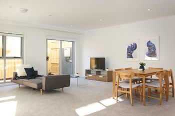 Spacious & Bright 1 Bedroom Apartment - Accommodation Gold Coast 0