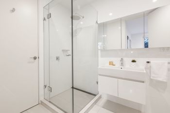 Iris Apartments By Ready Set Host - Accommodation Gold Coast 6