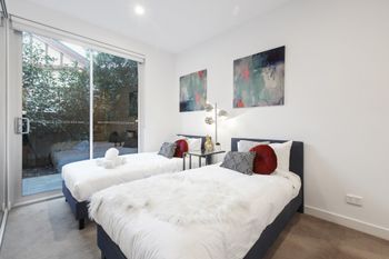 Iris Apartments By Ready Set Host - Accommodation Gold Coast 4