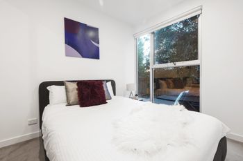 Iris Apartments By Ready Set Host - Accommodation Gold Coast 5