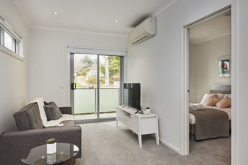 Bright & Updated 1 Bedroom Apartment - Accommodation Gold Coast 0