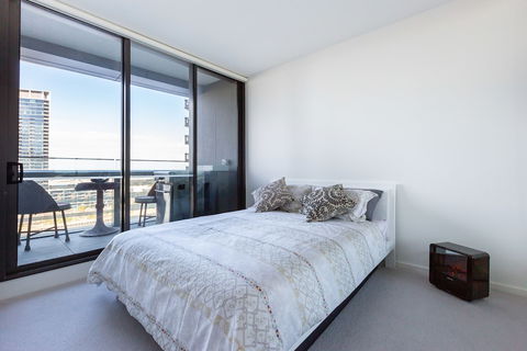 Sabrina, 2BDR Docklands Apartment - Accommodation Gold Coast 3