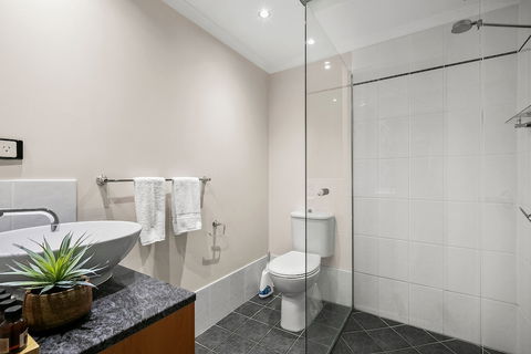 Poolside Alamanda Beachfront Resort 88 - Accommodation Gold Coast 6