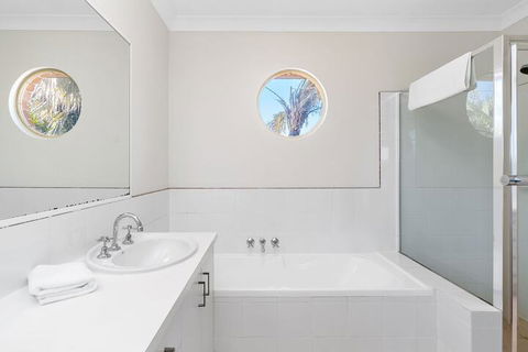Bayside Court Apartments - Accommodation Gold Coast 7