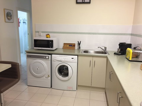 Lyreen's Apartment B&B - 1 Gold Coast 5