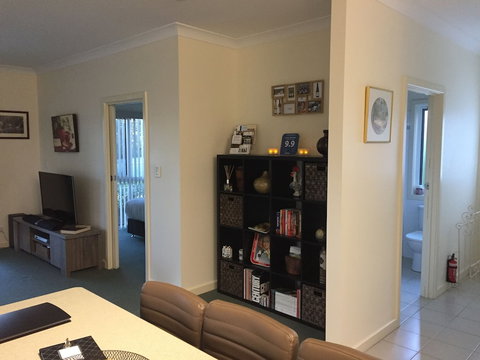 Lyreen's Apartment B&B - 1 Gold Coast 6