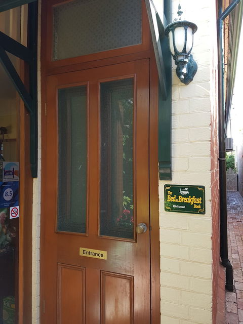 Water Bay Villa Bed And Breakfast - Gold Coast 4U 2