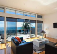 Penguin Waterfront Escape - Gold Coast 4U