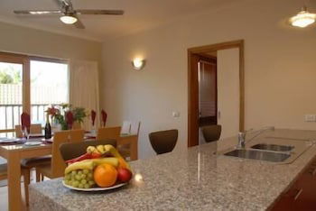 The Lakes Apartments - Gold Coast 4U 4