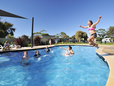 NRMA Eastern Beach Holiday Park - Gold Coast 4U 1