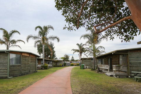 Lazy Acre Log Cabins - Gold Coast 4U 1