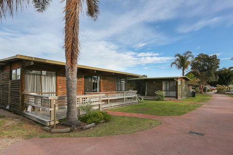 Lazy Acre Log Cabins - Gold Coast 4U 2