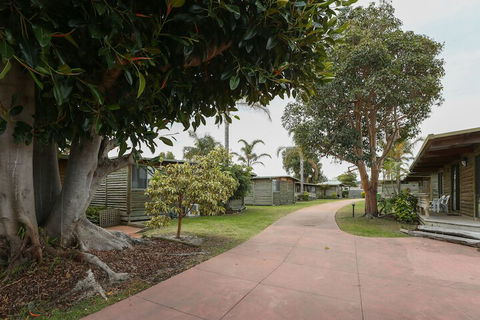 Lazy Acre Log Cabins - Gold Coast 4U 4