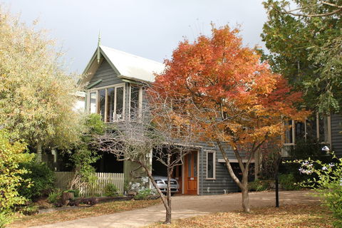 Oak Tree Lodge - Accommodation Gold Coast 0