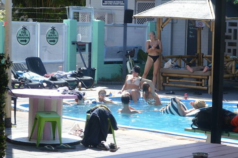 Youth Shack Backpackers - Hostel - Gold Coast 4U 1