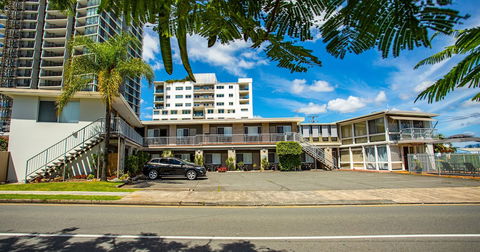 Tropicana Motel - Gold Coast 4U 4