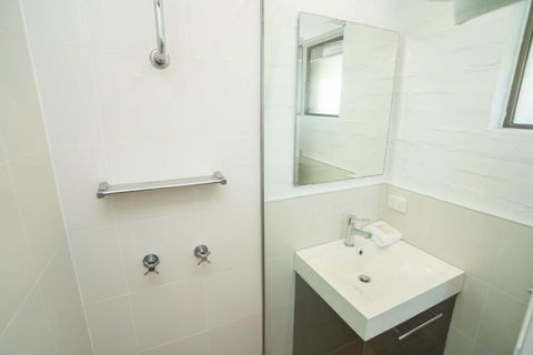 Myuna Holiday Apartments - Gold Coast 4U 5