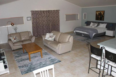 Granite Gardens Cottages & Lake Retreat - Accommodation Gold Coast 5