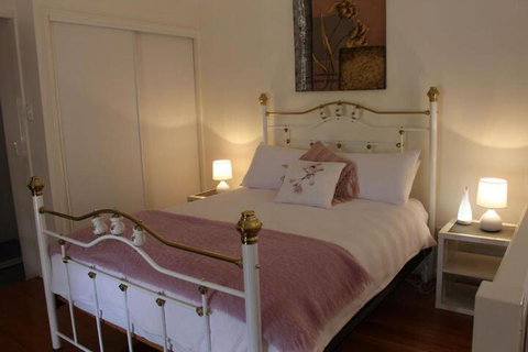 Granite Gardens Cottages & Lake Retreat - Accommodation Gold Coast 7