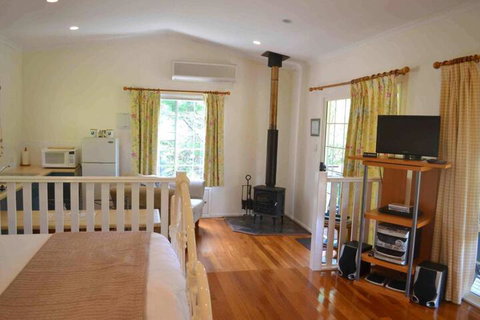 Granite Gardens Cottages & Lake Retreat - Accommodation Gold Coast 3