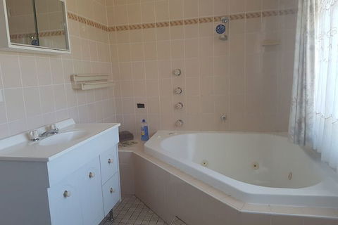 Lake Front Motel - Gold Coast 4U 6