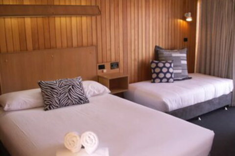 Court Street Motel - 1 Gold Coast 0