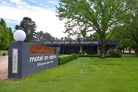 Motel On Alpine - Accommodation Gold Coast 1