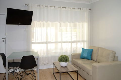 Motel On Alpine - Accommodation Gold Coast 3