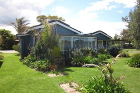 Lakes Waterfront Motel & Holiday Cottages - Gold Coast 4U 1